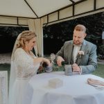 Brautpaar mixt zwei unterschiedliche Biersorten und trinkt diese dann im Anschluss um auf die freie Trauung anzustoßen