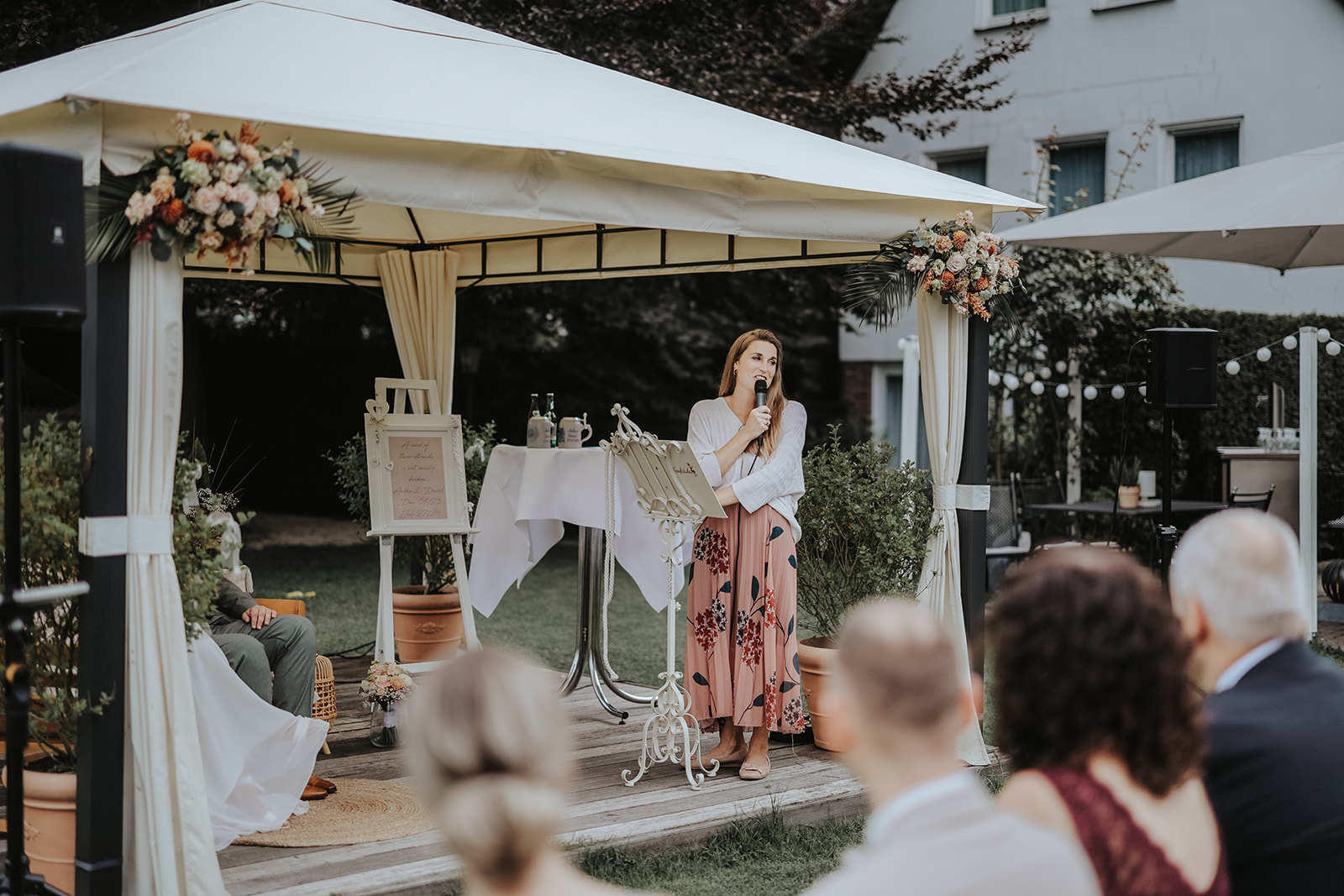 Freie Traurednerin, Elena Böcker hält Traurede in Dortmund und lächelt die Hochzeitsgesellschaft an