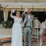 Brautpaar mixt zwei unterschiedliche Biersorten und trinkt diese dann im Anschluss um auf die freie Trauung anzustoßen