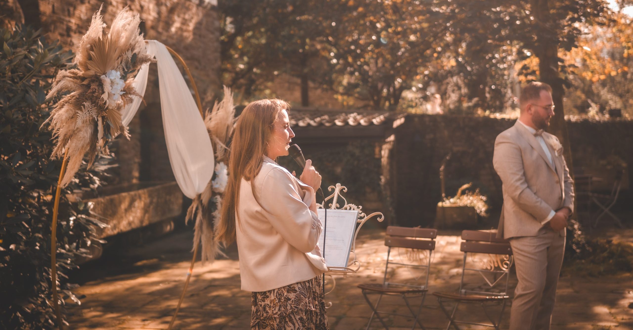 Freie Traurednerin, Elena Böcker Freie Traurednerin, Elena Böcker traut eines ihrer Paare in Kürten in der Natur unter freiem Himmel