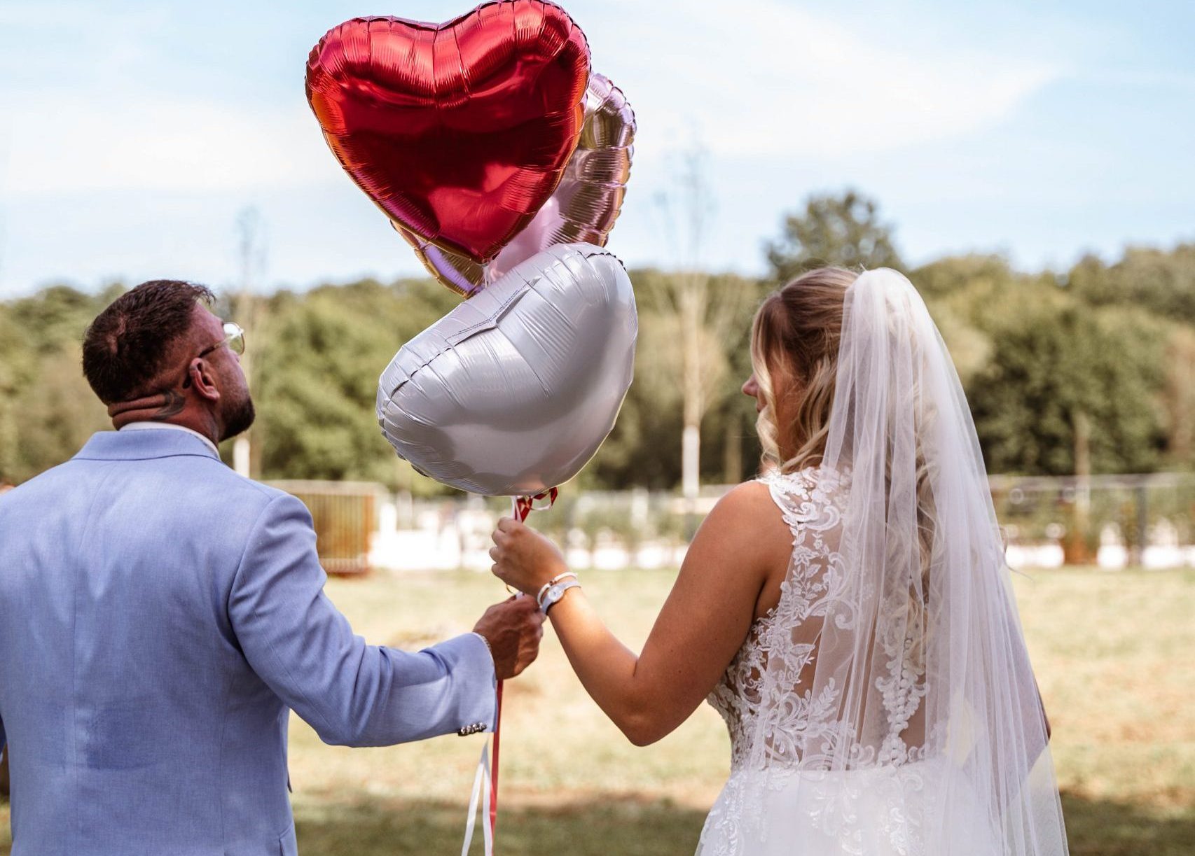 Ehepaar lässt nach ihrem Ja-Wort herzförmige Luftbaloons in den Himmel steigen