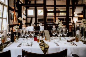 Alte Scheune in Essen ist geschmückt für eine Hochzeit