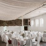 weiß dekorierter Partyraum im Wasserschloss Haus Rhade in Kierspe
