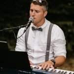 Hochzeitsdienstleister singt live während der Trauzeremonie und spielt dabei Klavier