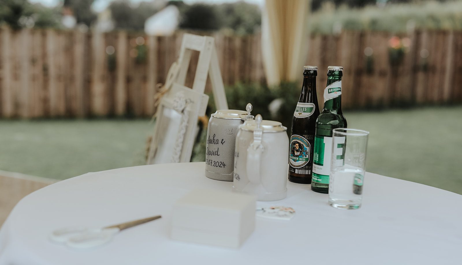 Am Trauort stehen zwei unterschiedliche Flaschen Bier und zwei Trinkdosen welche zusammengemischt und getrunken werden von dem Brautpaar als Trauritual