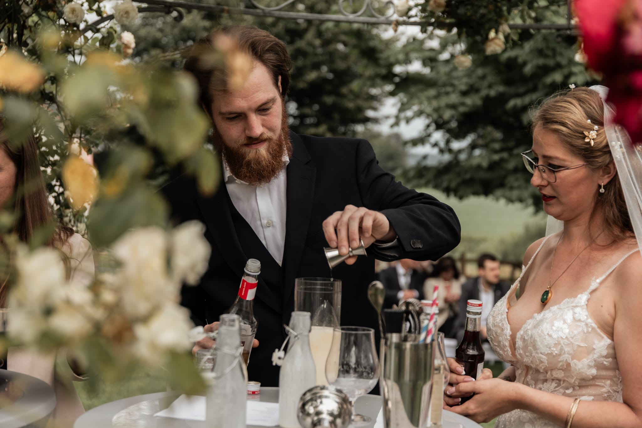 Brautpaar mischt während ihrer Trauzeremonie 40 Cocktails für all ihre Gäste an