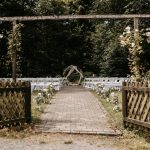 Trauort unter freiem Hijmel umgeben von der grünen Natur im Wasserschloss Haus Rhade in Kierspe