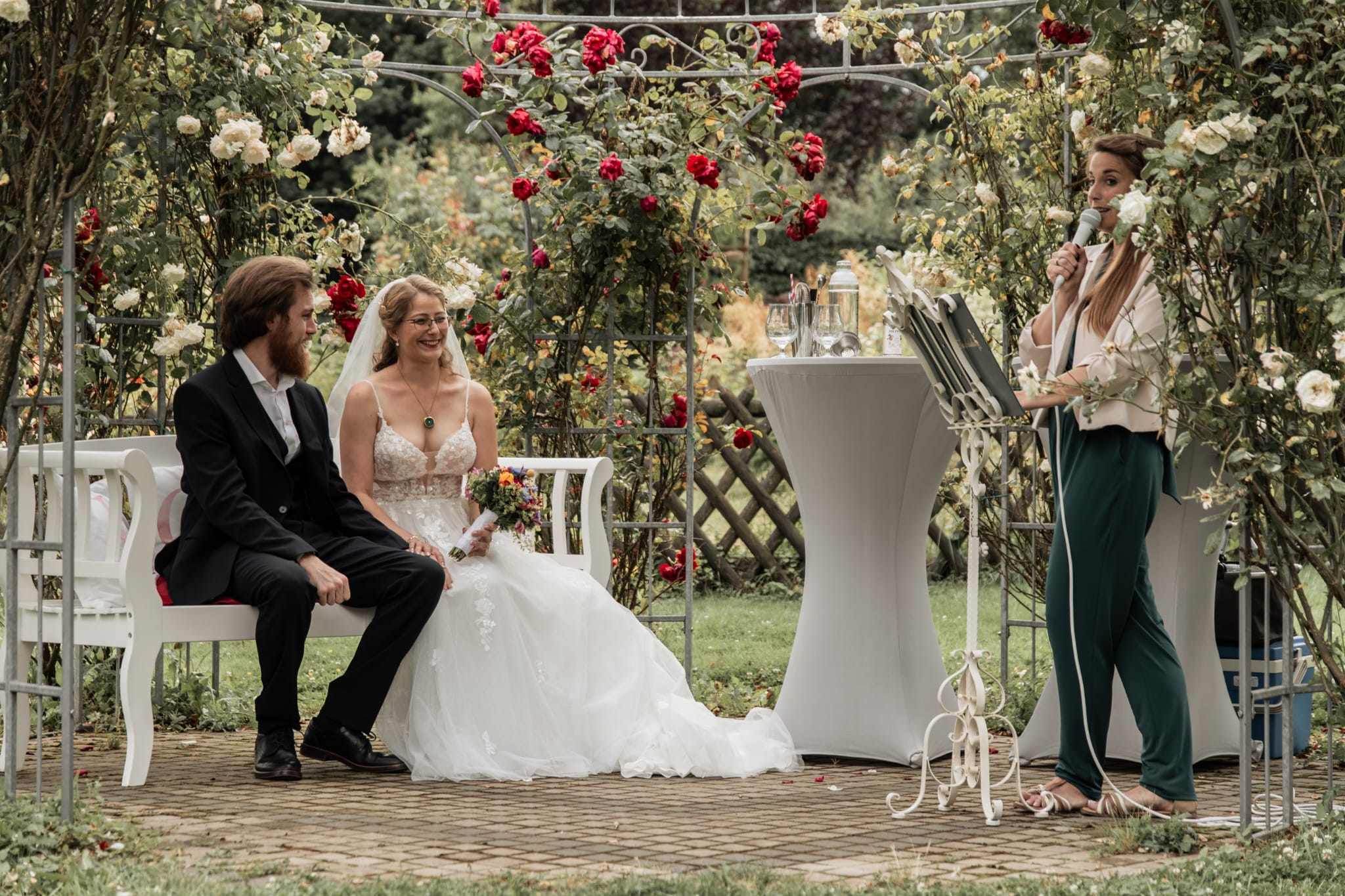 Traurednerin Elena Böcker traut eines ihrer Paare unter freiem Himmel im Eierkaal in Remscheid