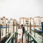 Ehepaar schießt Hochzeitsfotos nach dem Ja-Wort in Venedig am Wasserkanal