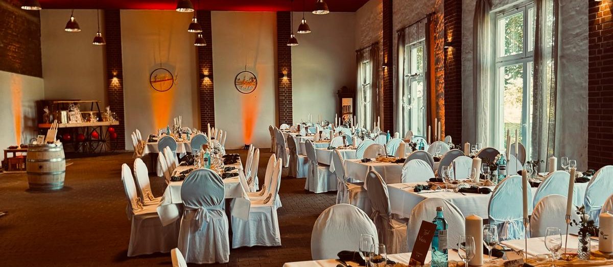 überdachte Hochzeitslocation in Bottrop. in Erdtönen dekorierter Partysaal