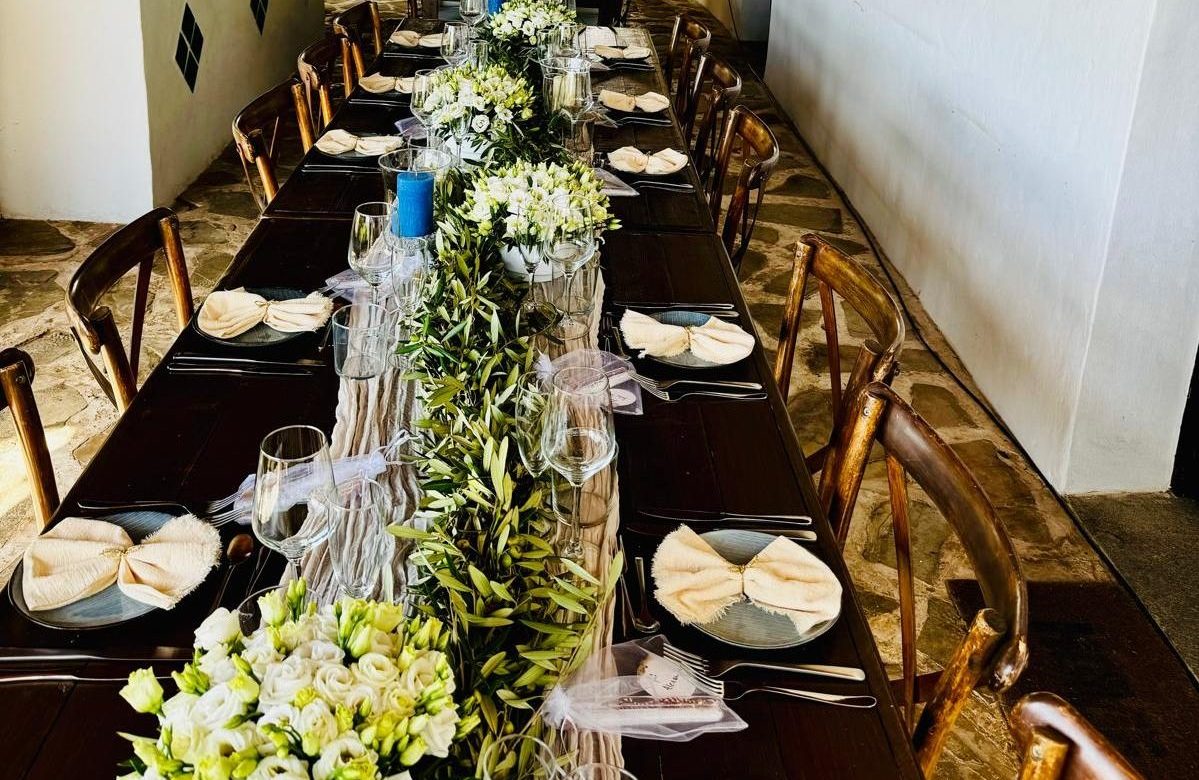dekorierter brauner Holztisch für das Hochzeitsdinner in Ibiza