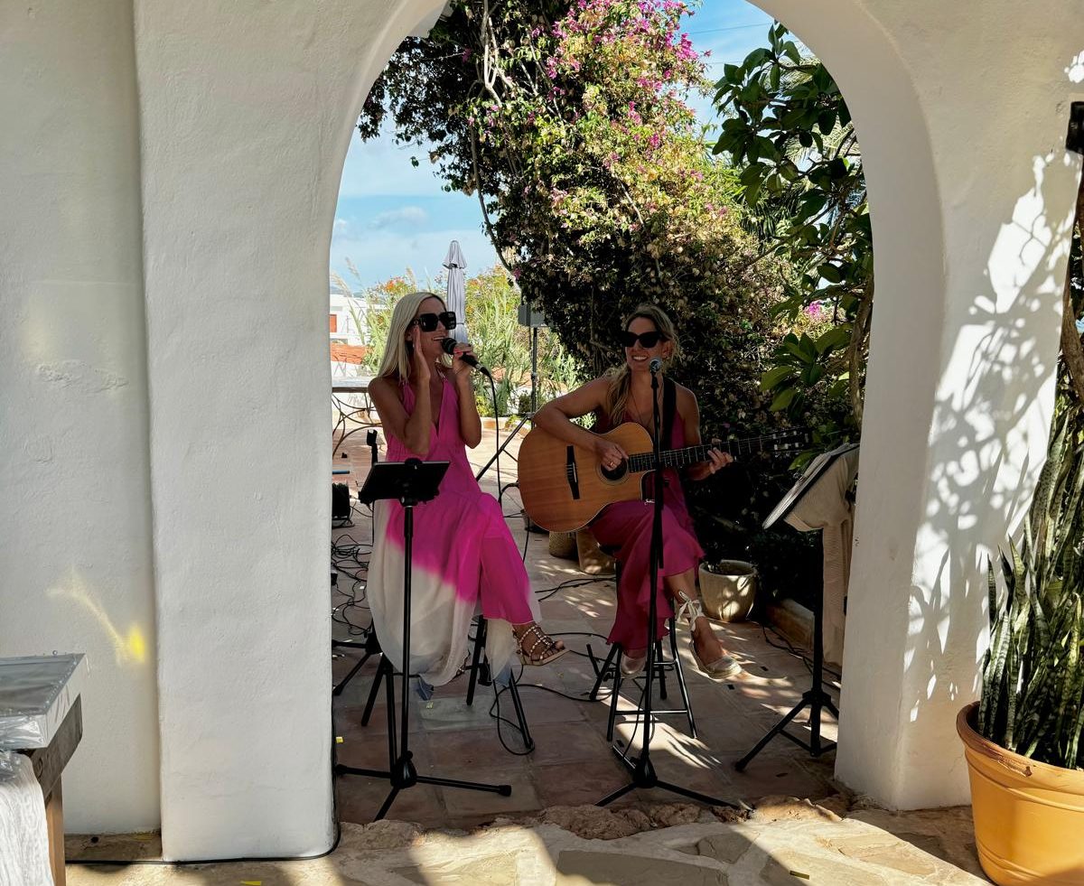 zwei Sängerinnen gekleidet in pinken Kleidern singen Live auf einer Hochzeit auf Ibiza