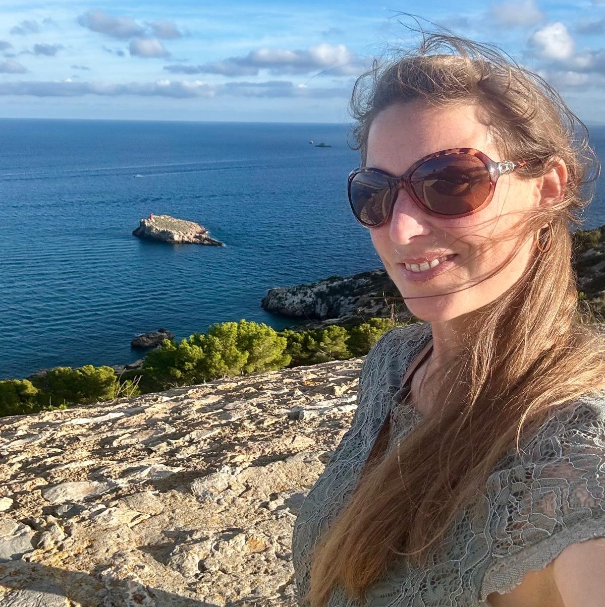 Selfie von Traurednerin Elena Böcker auf IIbiza mit dem Meer im Hintergrund