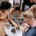 Hochzeitsgesellschaft baut Legos zusammen