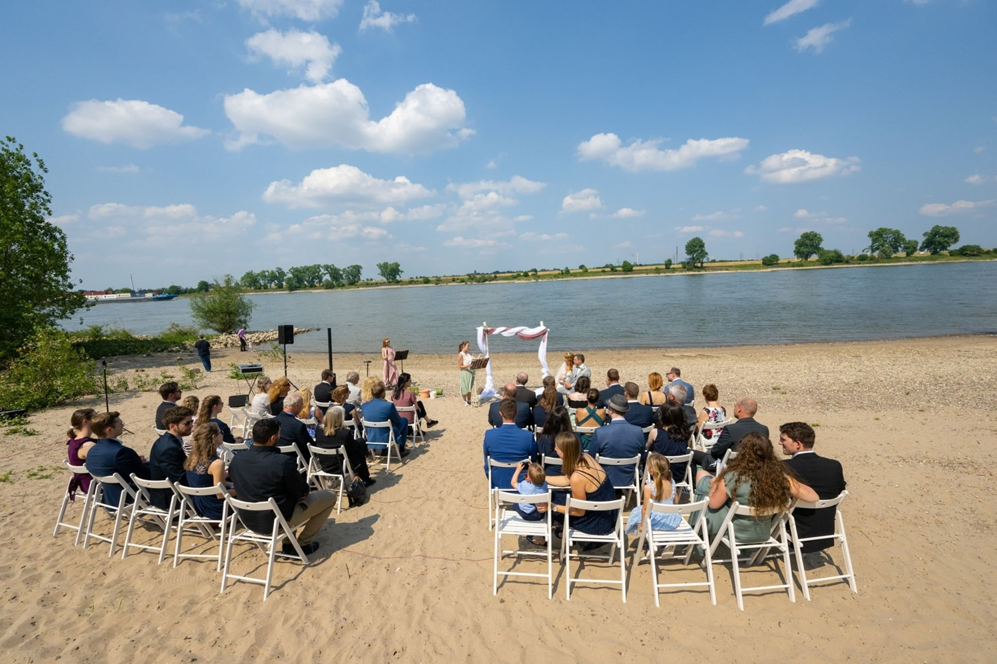 Collage der besten Hochzeitslocations in Düsseldorf für eine stilvolle Trauung
