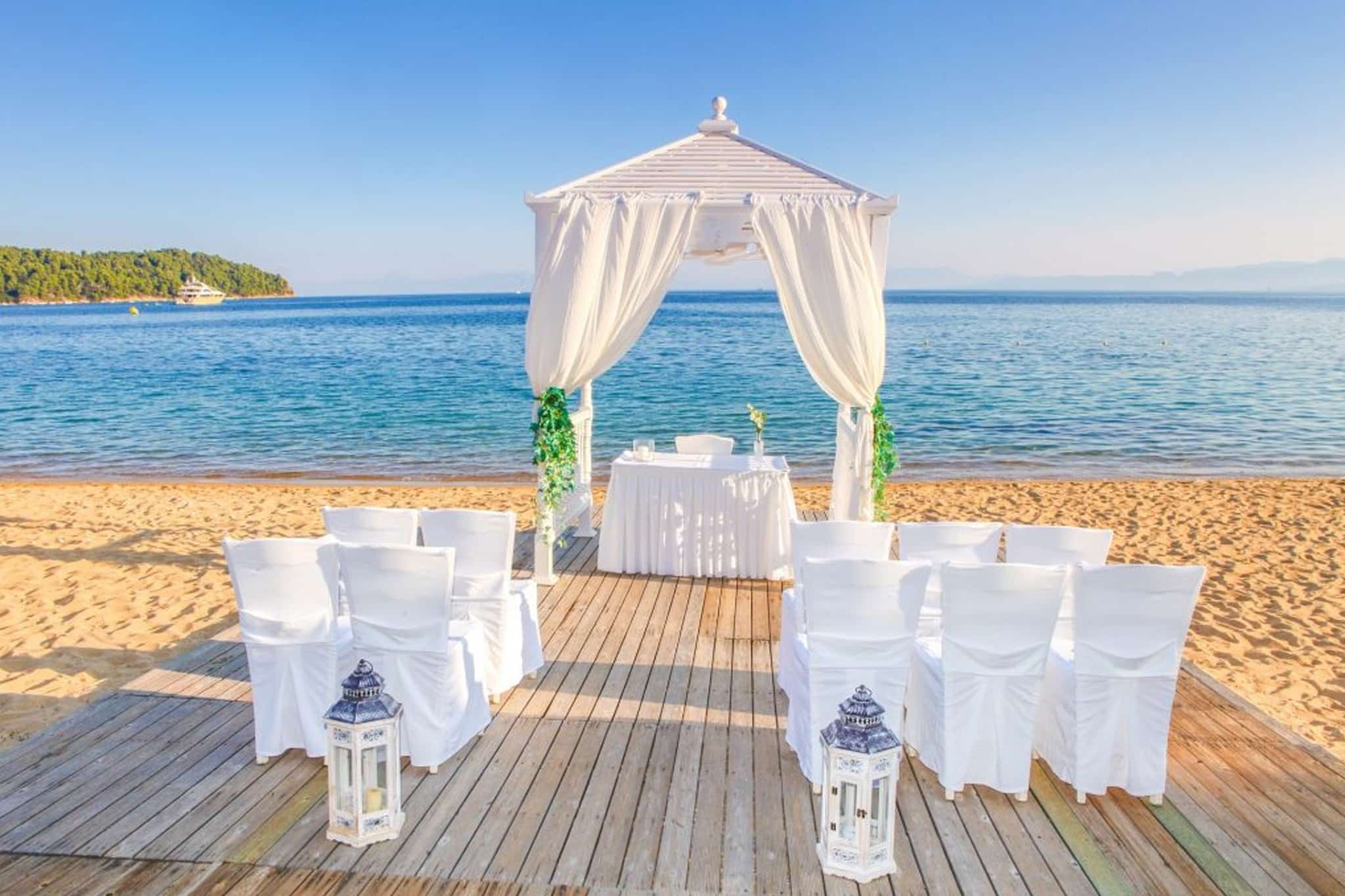 Freie Trauung auf den Malediven mit kristallklarem Wasser und weißem Sand