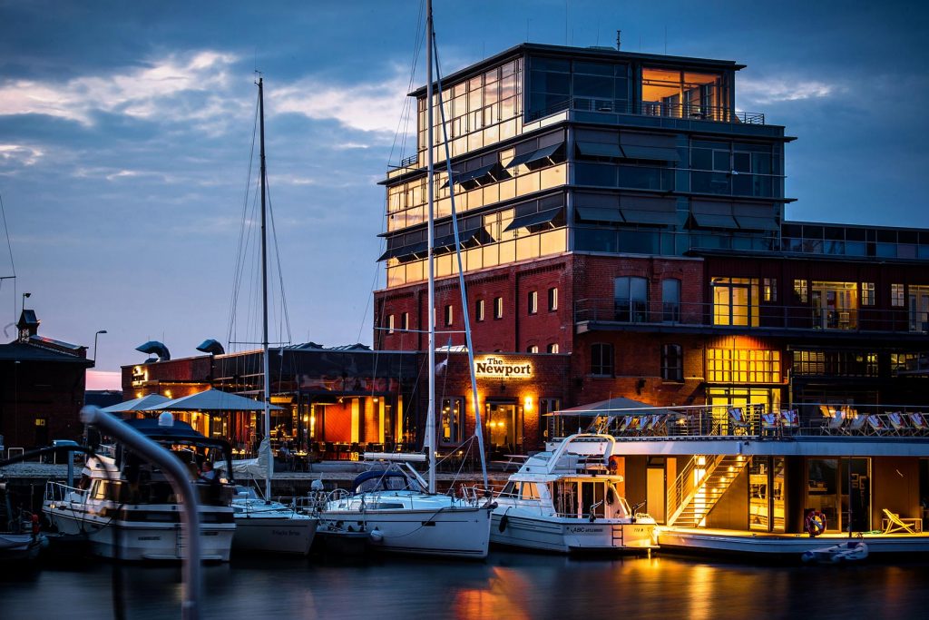 Freie Trauung in Lübeck – Hochzeit im The Newport mit Wasserblick und Stil
