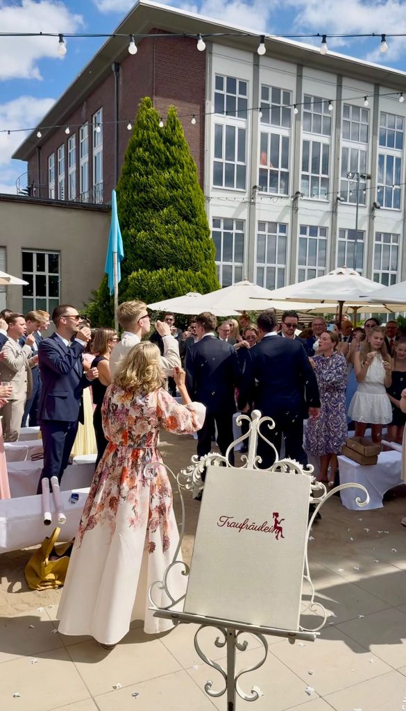 Emotionale freie Trauung im Stahlwerk Düsseldorf mit industrieller Kulisse und persönlicher Zeremonie