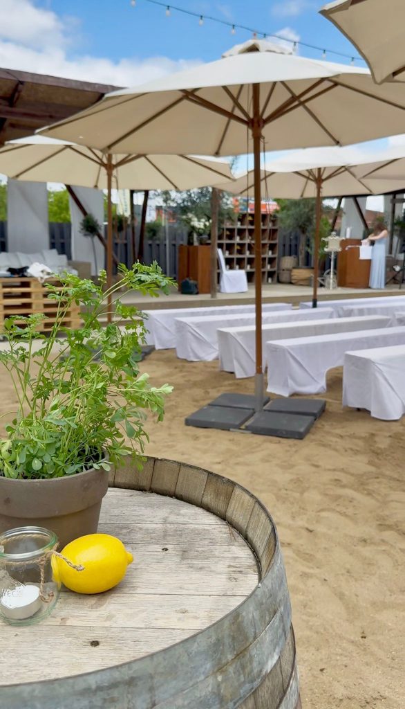 Hochzeitslocation Stahlwerk Düsseldorf mit Sandstrand und Beachclub „Treibgut“ für freie Trauung im Freien