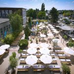 Hochzeitslocation Stahlwerk Düsseldorf mit Sandstrand und Beachclub „Treibgut“ für freie Trauung im Freien