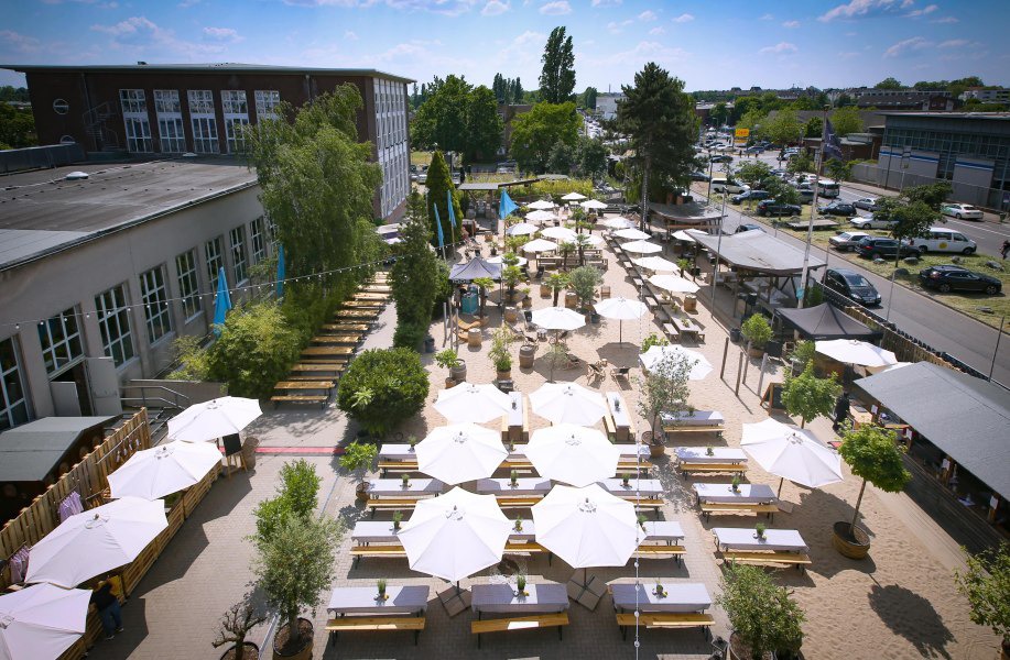 Hochzeitslocation Stahlwerk Düsseldorf mit Sandstrand und Beachclub „Treibgut“ für freie Trauung im Freien