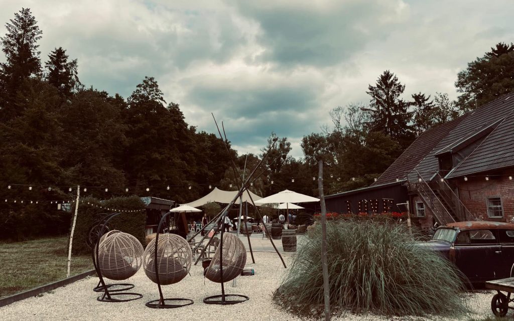 Freie Trauung von Alice und Eva auf einem Steg über dem See im Scheunentraum Aachen mit Blick ins Grüne und romantischer Atmosphäre.