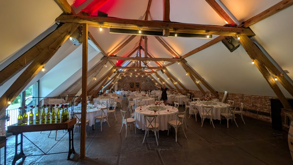 Rustikale Scheunenhochzeit im Scheunentraum Aachen mit Lichterketten, Backsteinwänden und gemütlicher Atmosphäre.