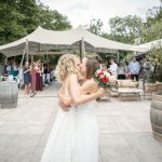 Emotionale Momente während der freien Trauung von Alice und Eva im Scheunentraum Aachen mit individuellen Eheversprechen.