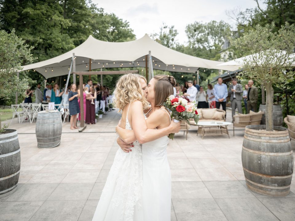 Emotionale Momente während der freien Trauung von Alice und Eva im Scheunentraum Aachen mit individuellen Eheversprechen.