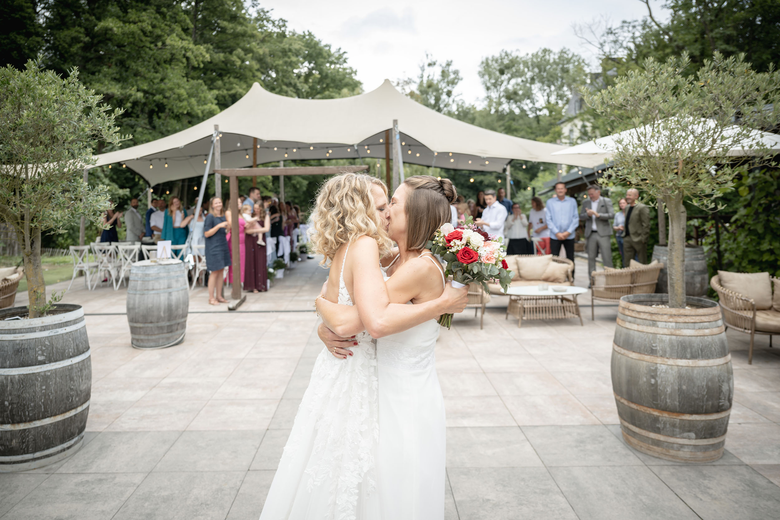 Emotionale Momente während der freien Trauung von Alice und Eva im Scheunentraum Aachen mit individuellen Eheversprechen.