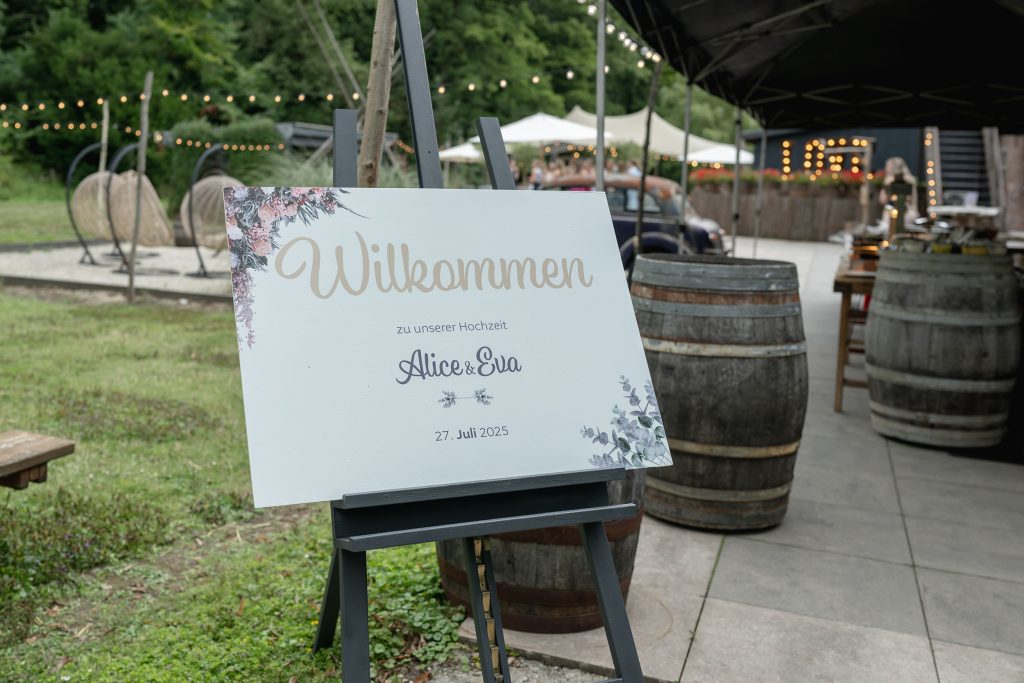 Liebevolle Hochzeitsdetails im Scheunentraum Aachen mit Dekoration, Candybar und besonderen Highlights für Gäste.