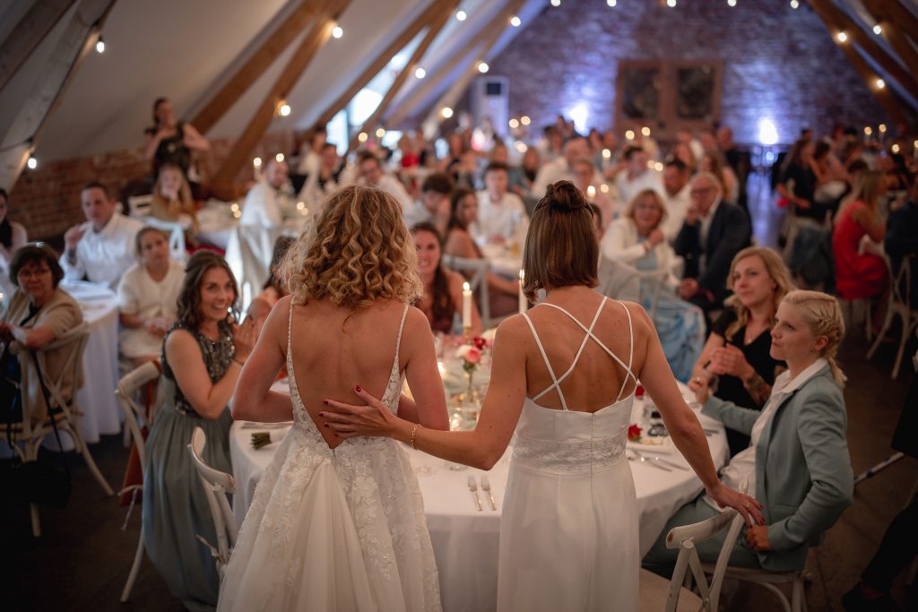 Emotionale freie Trauung im Scheunentraum Aachen mit persönlichen Ritualen wie Baum pflanzen und Erinnerungsbox.