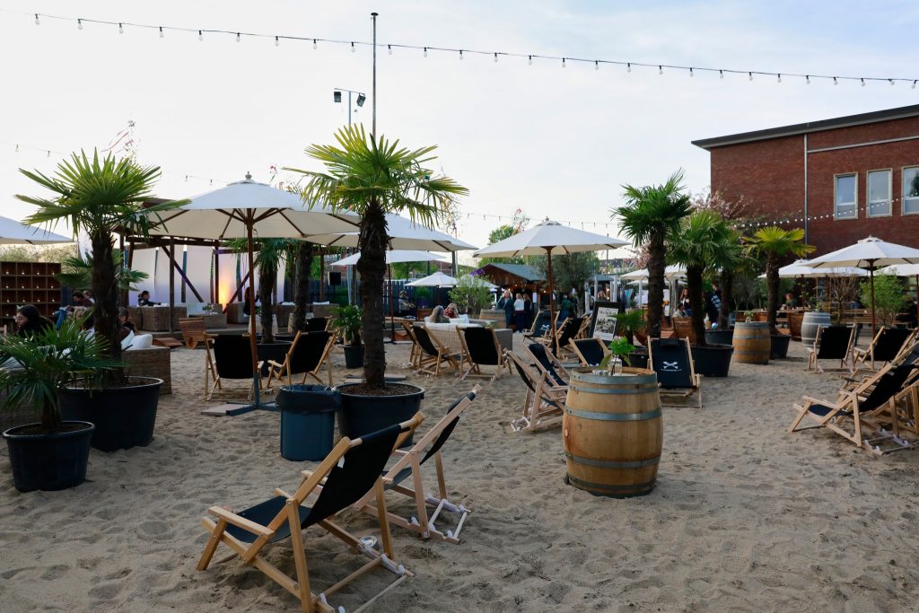 Baum pflanzen als Trauritual bei freier Trauung im Stahlwerk Düsseldorf – Symbol für Liebe und gemeinsames Wachstum