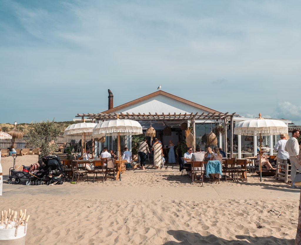 Freie Trauung am Strand in Noordwijk mit weißen Sonnenschirmen