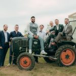 Bräutigam mit Freunden auf einem Traktor bei einer Bauernhofhochzeit in Solingen