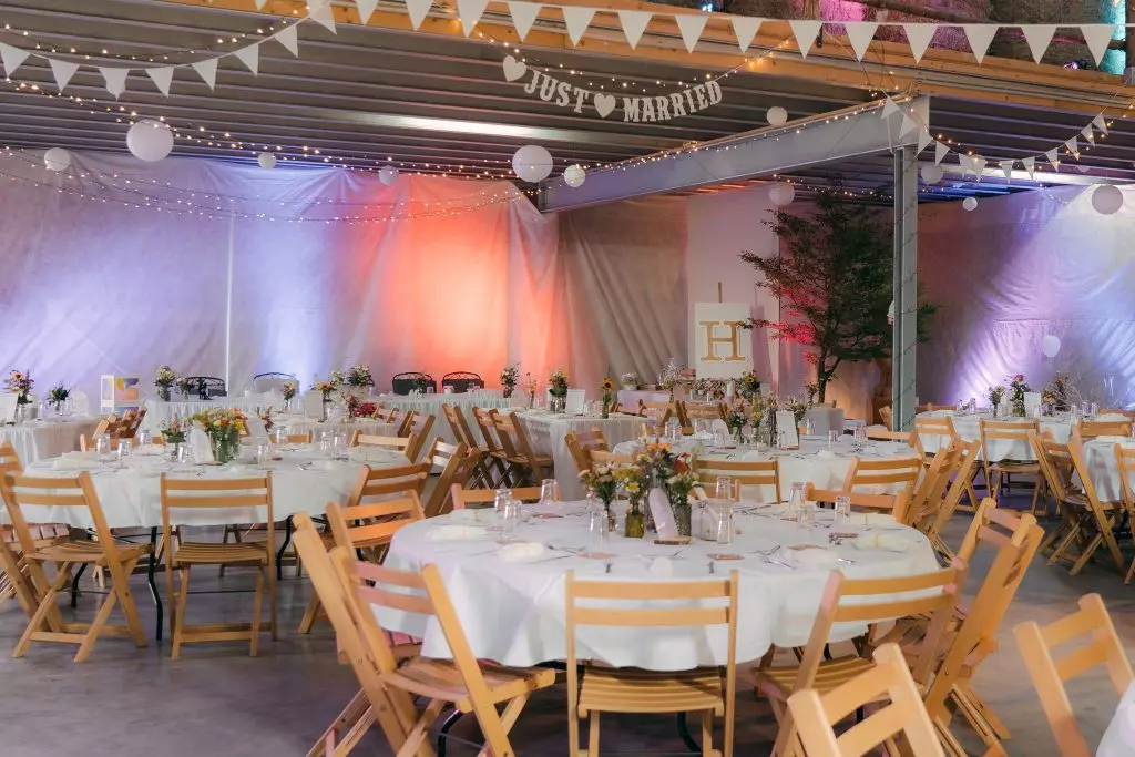 Dekorierte Scheune für eine DIY-Hochzeit auf dem Bauernhof in Solingen