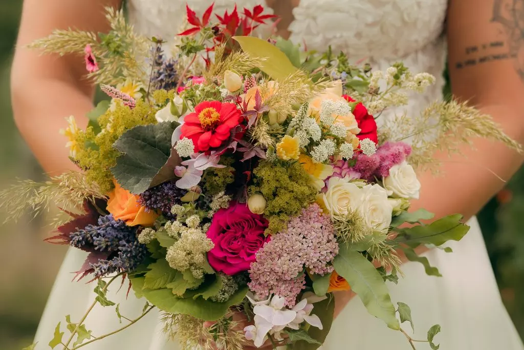 Bunter Brautstrauß mit Wildblumen bei einer Hochzeit im Bergischen Land