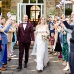 Brautpaar beim gemeinsamen Auszug nach der Hochzeit im Eventhouse Dortmund