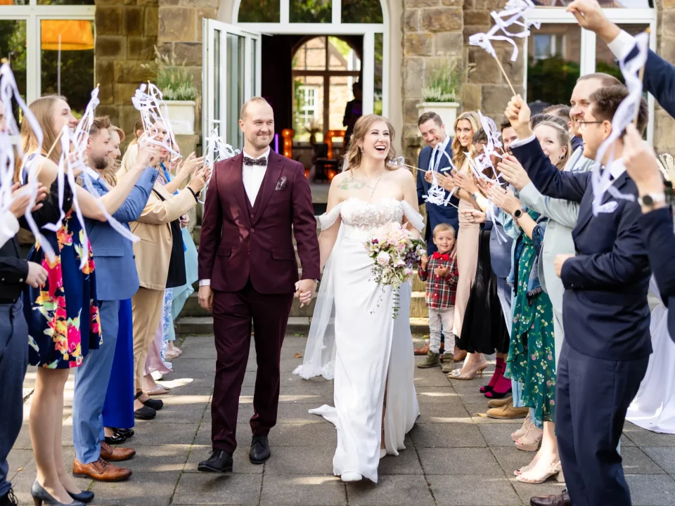 Brautpaar beim gemeinsamen Auszug nach der Hochzeit im Eventhouse Dortmund