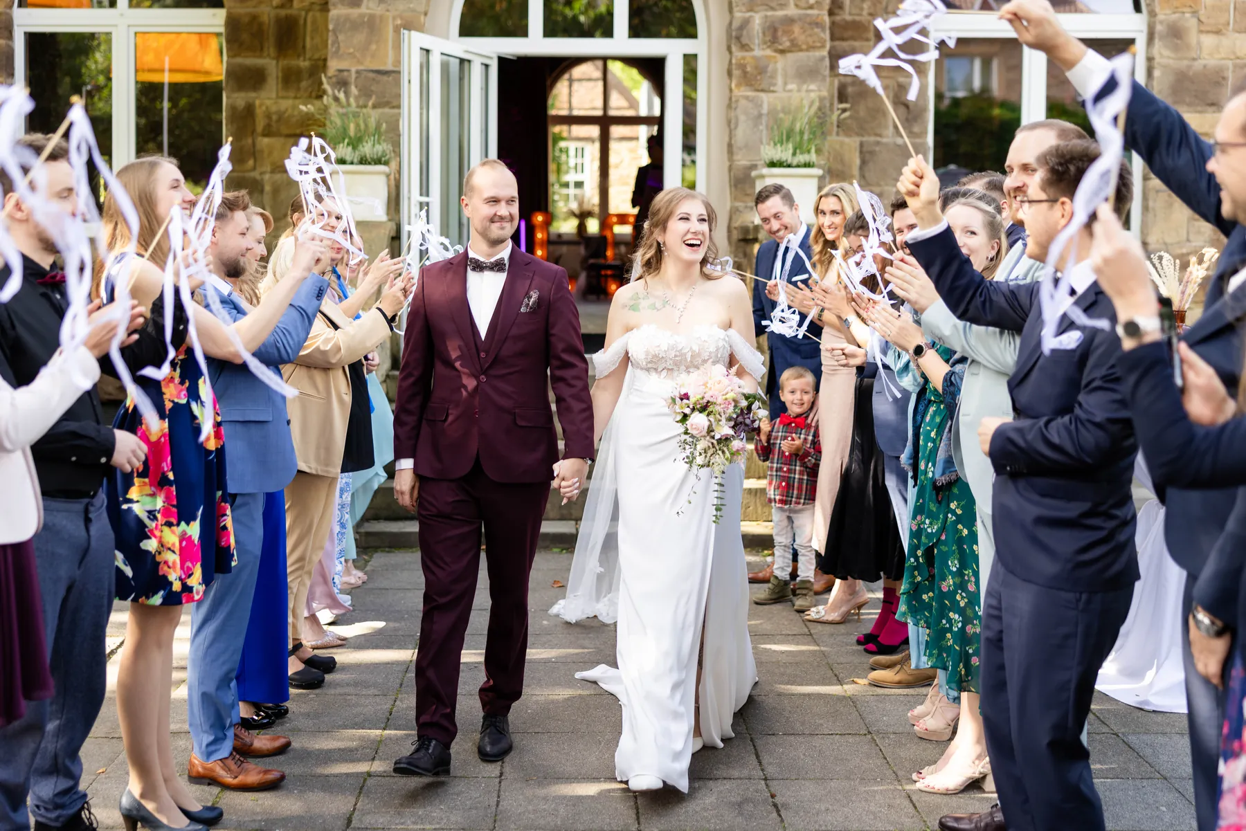 Brautpaar beim gemeinsamen Auszug nach der Hochzeit im Eventhouse Dortmund