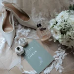 Brautschuhe, Brautstrauß und persönliche Details einer Hochzeit auf Gut Knittkuhle