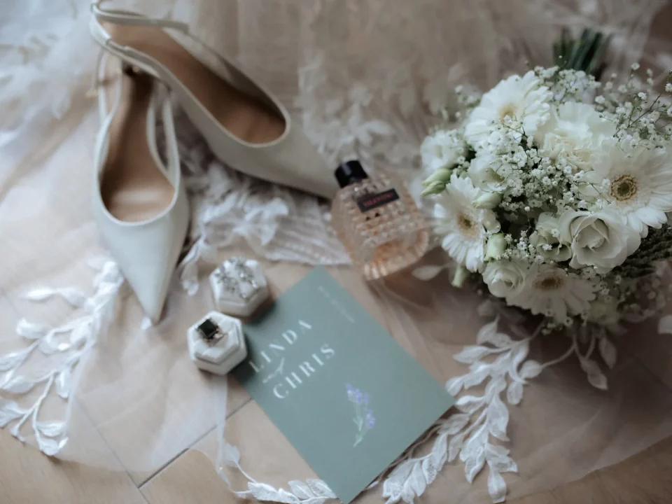 Brautschuhe, Brautstrauß und persönliche Details einer Hochzeit auf Gut Knittkuhle
