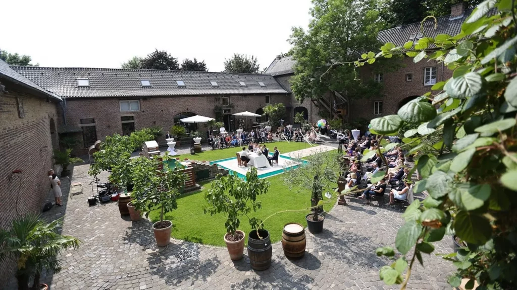 Innenhof der Kommandeursburg Kerpen als historische Hochzeitslocation bei Köln