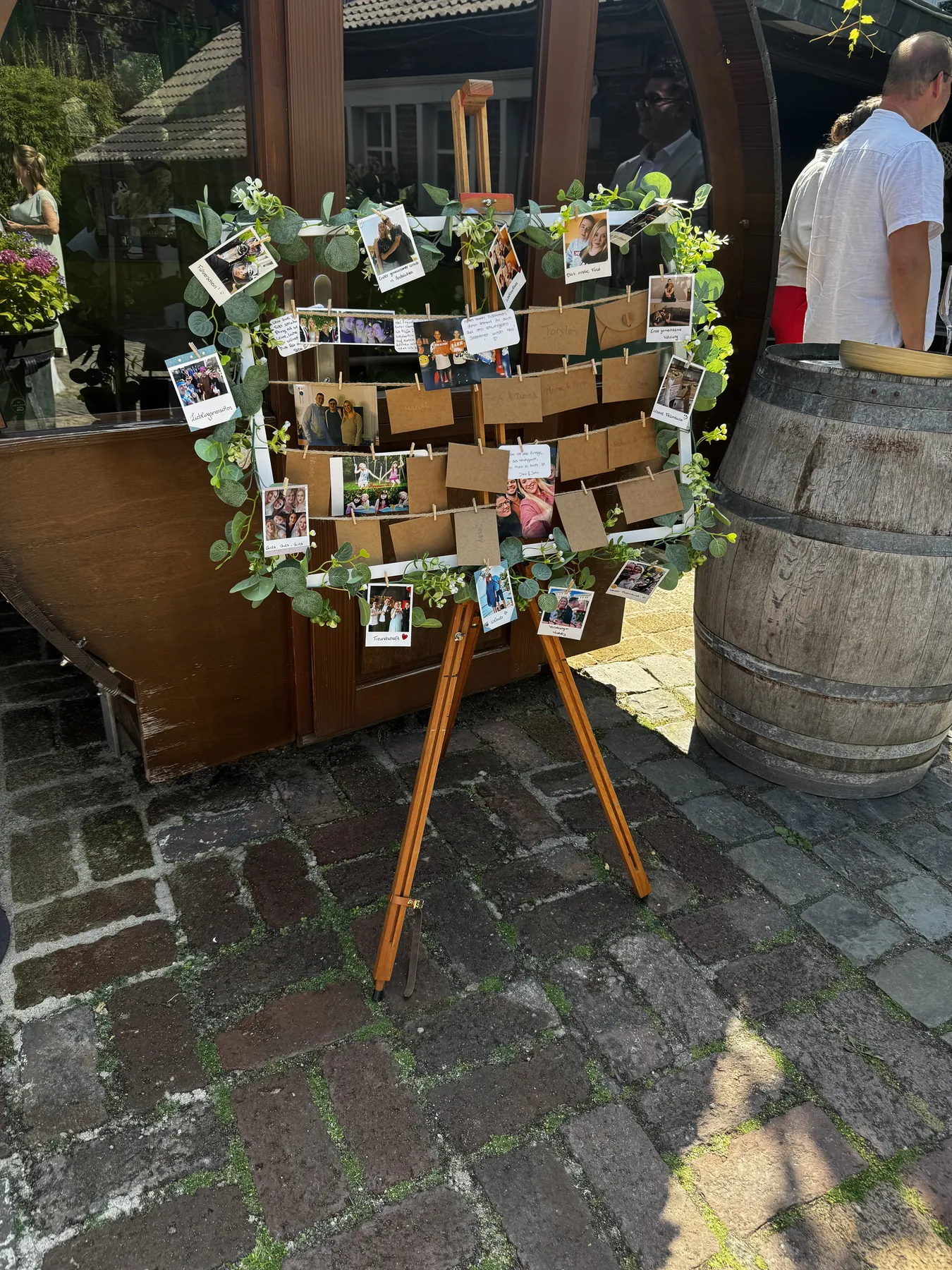 Persönlicher Bilderrahmen mit Erinnerungsfotos als Ritual bei der freien Trauung