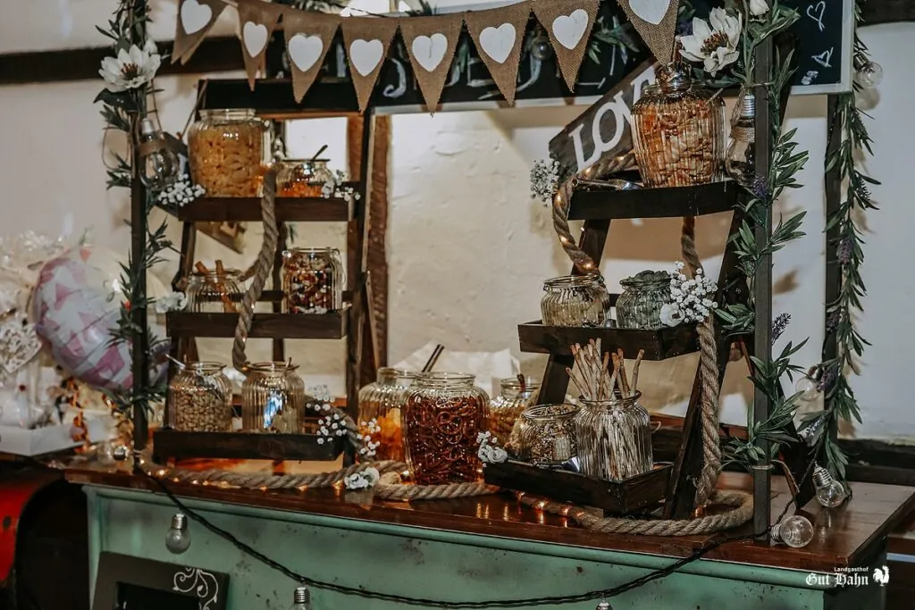 Liebevoll dekorierte Candybar bei einer Hochzeit auf Gut Hahn