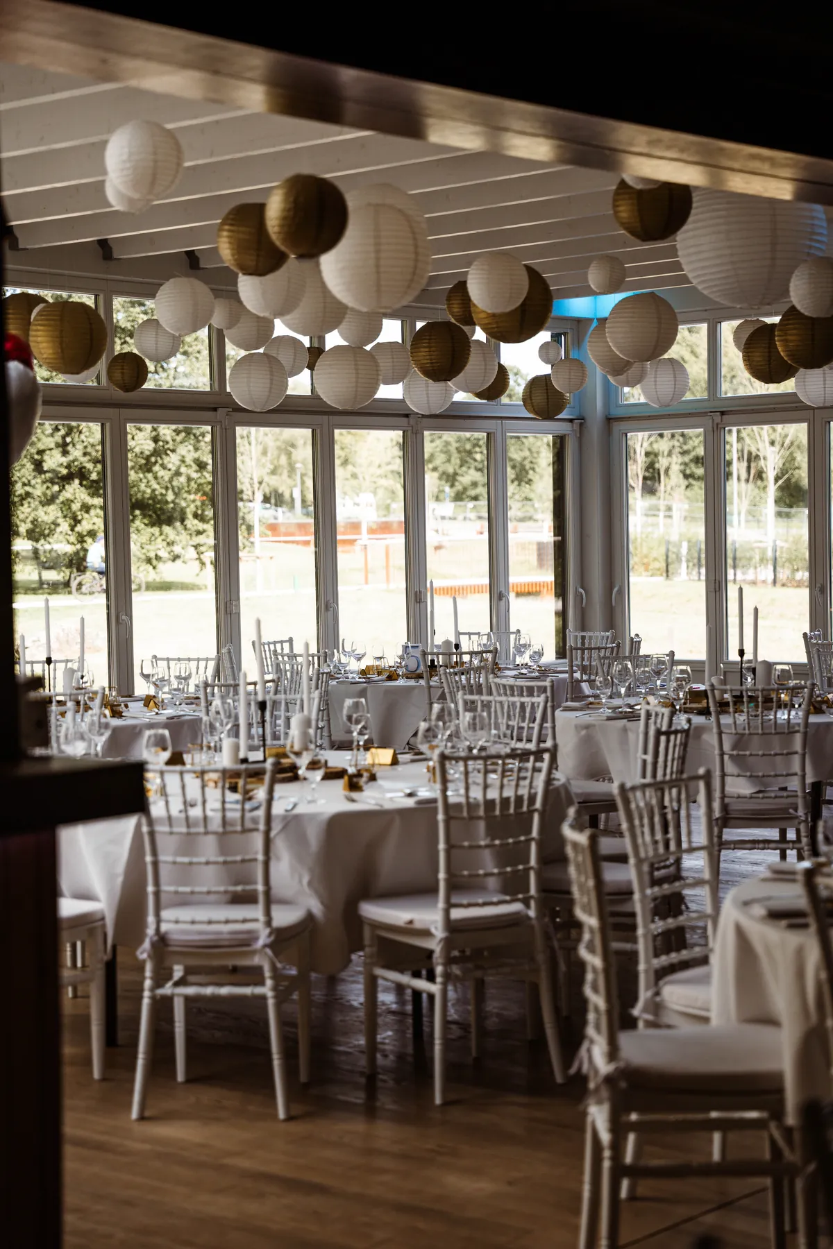 Dekorierter Festsaal für eine Hochzeit in der Festscheune am Ümminger See
