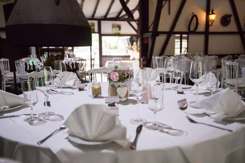 Festlich gedeckte Hochzeitstafel auf Gut Hahn in Haan