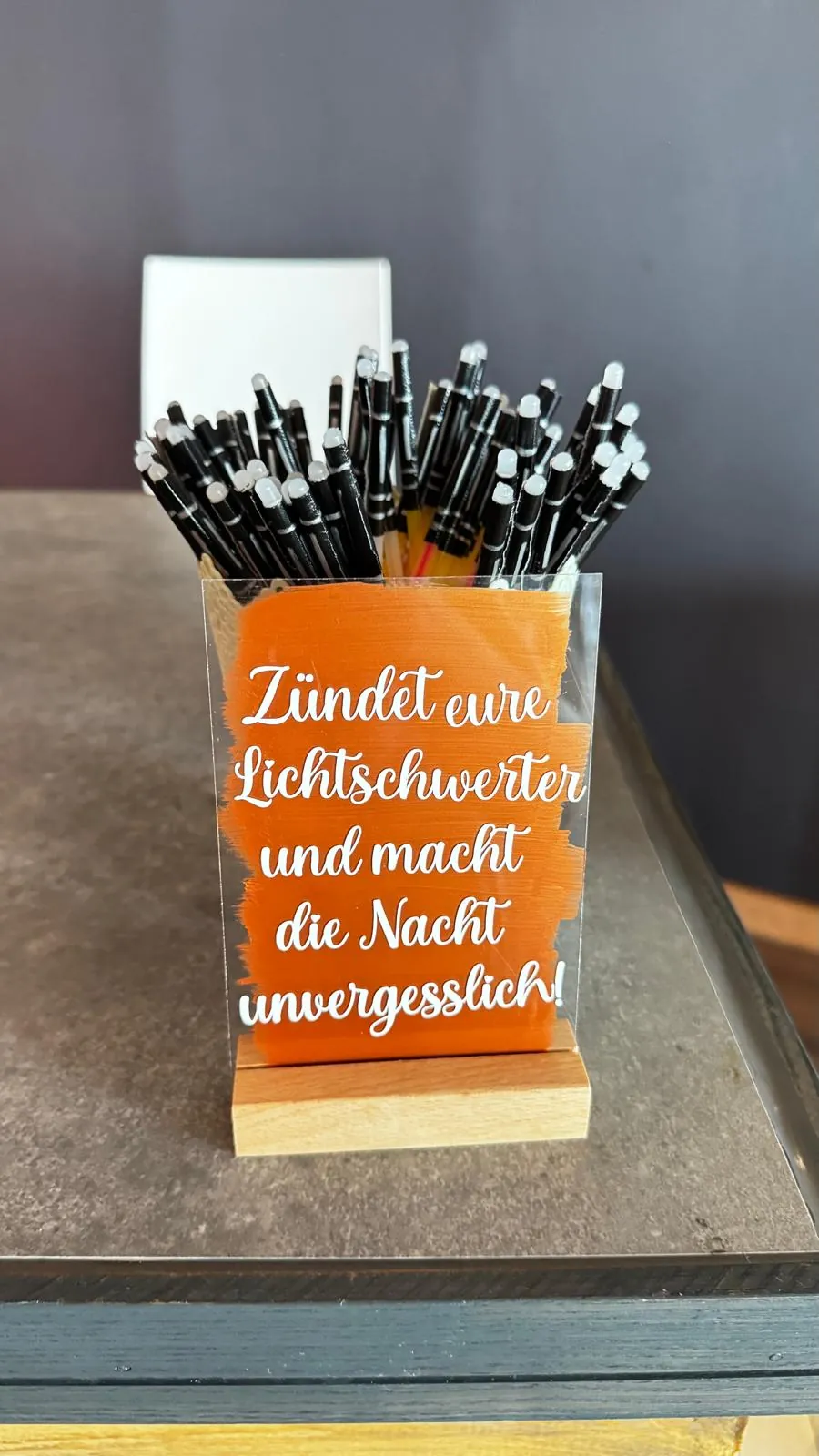Leuchtstäbe als Lichtschwerter für eine Star-Wars-Hochzeit in Bochum