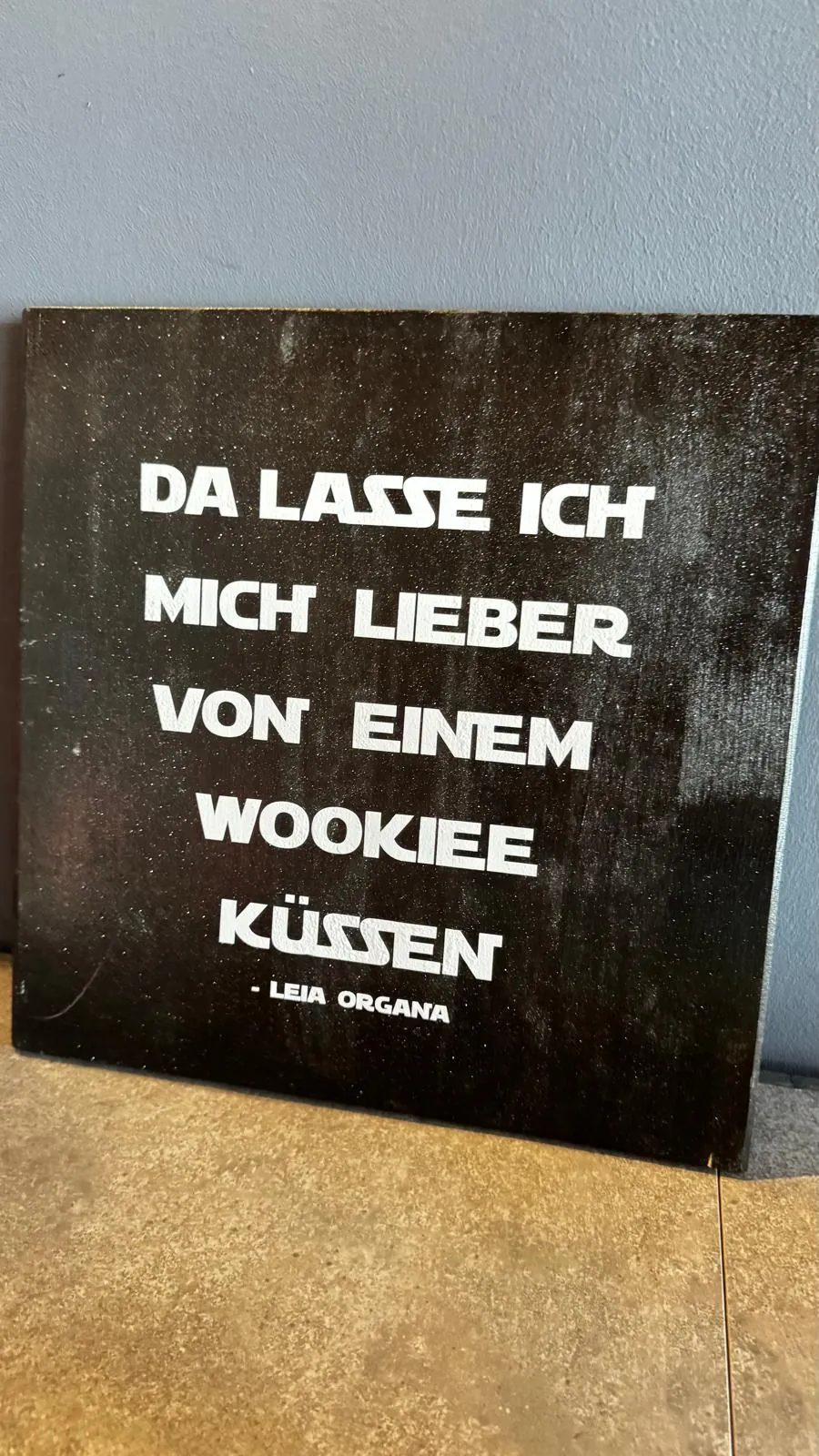 Dekoschild mit Star-Wars-Zitat als Detail einer Mottohochzeit in Bochum