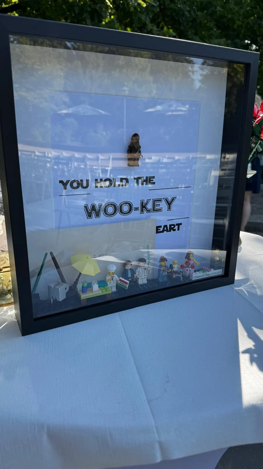 Bilderrahmen mit Wookie-Motiv und Legofiguren als persönliches Trauritual